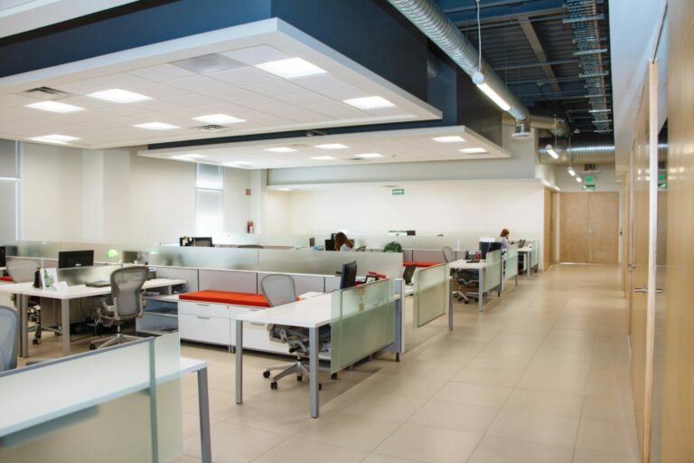 Nettoyage des bureaux pour maintenir un espace de travail propre, organisé et agréable.